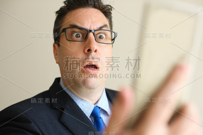 震惊的商人读到最新消息