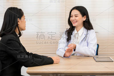 一名亚洲女医生在诊疗室被诊断出与一名女性有关系。