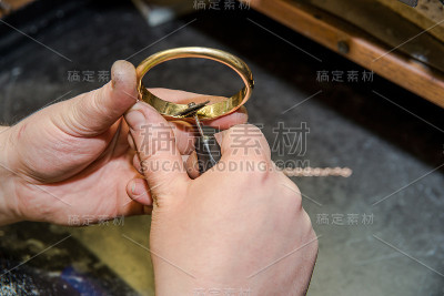 珠宝商的手在工作