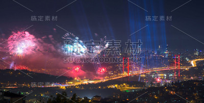 横跨博斯普鲁斯海峡的大桥。