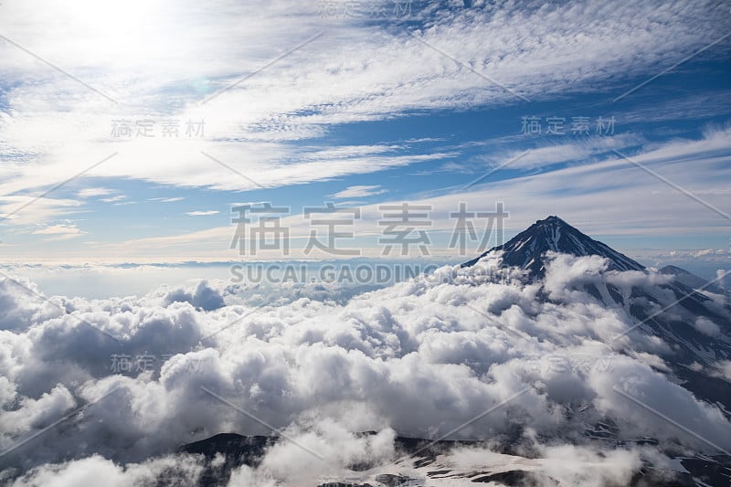 俄罗斯堪察加半岛的科里亚克斯基火山。位于堪察茨基petropavlovsk市北部35公里处的活火山。