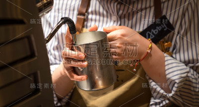 上海星巴克烘焙工坊的特制咖啡机是世界上最大的星巴克。