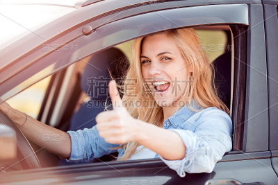 女人在汽车