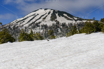 早春的旭门武山(mount . hiuchigatake)被皑皑白雪覆盖
