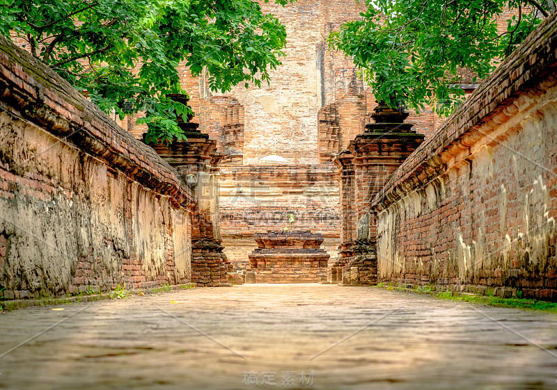 步行或进入古老的教堂和塔Wat Maheyong寺，泰国大城府历史公园。复古照片效果