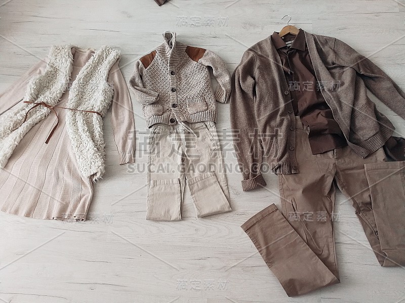 衣服躺在地板上，好像是一个人穿的。