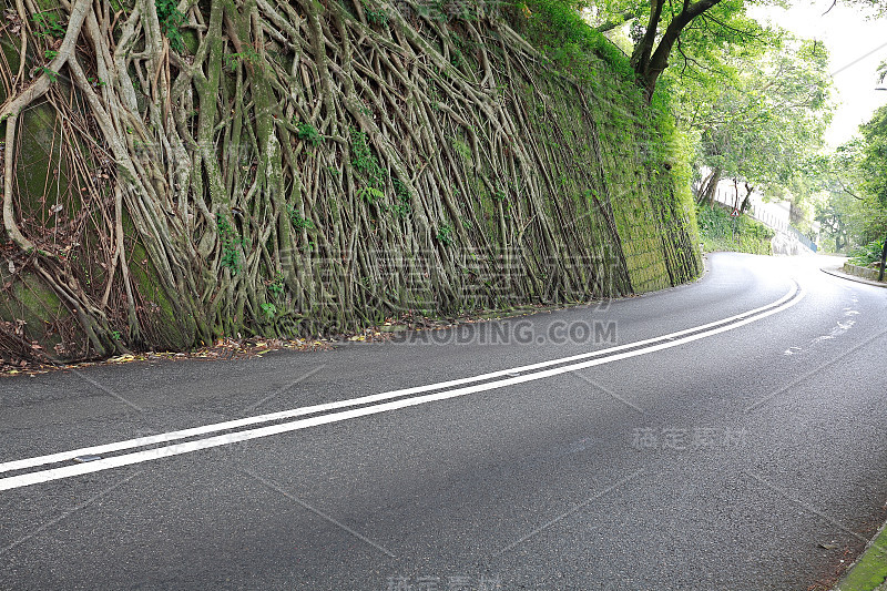 弯弯曲曲的道路在山谷的悬崖边缘