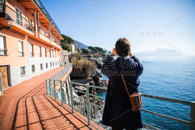 海边探险的人