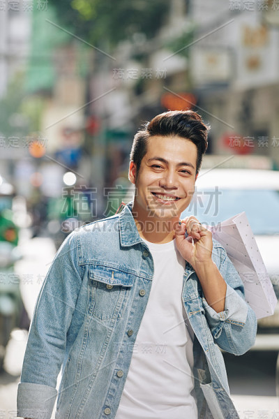 带着购物袋的帅哥