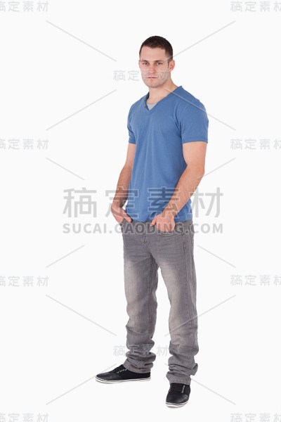 一个男人站立的肖像