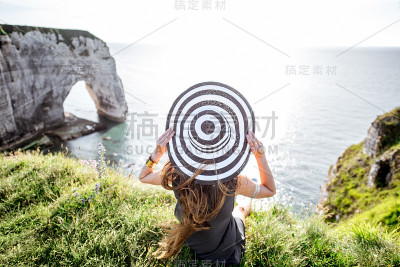 岩石海岸上的女人