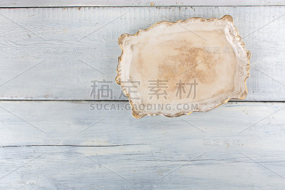 白色木头上的老式瓷盘