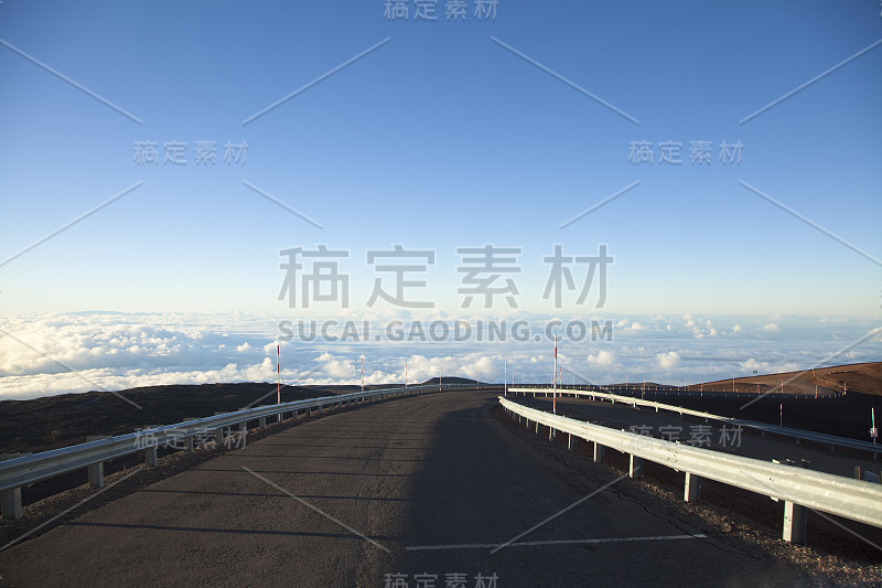 夏威夷莫纳克亚山顶的道路和云