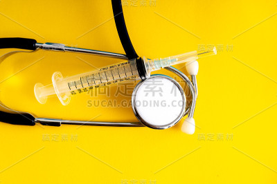 具有医学概念的听诊器和注射器。