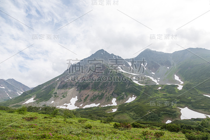 俄罗斯堪察加半岛瓦恰捷山脉。这些是一座古代火山的遗迹，由于一次强烈的喷发而分裂成几个部分。具有地区重