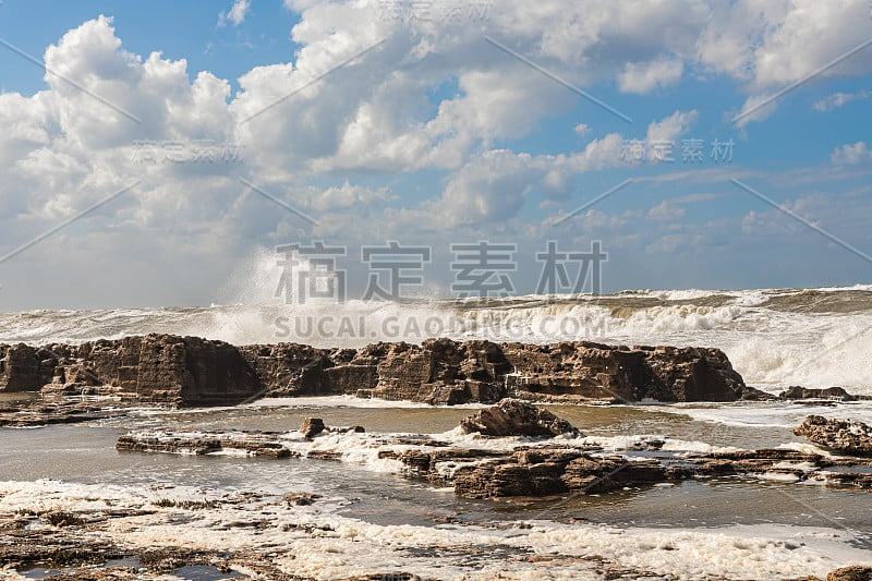 今天早上，以色列的地中海沿岸有暴风雨