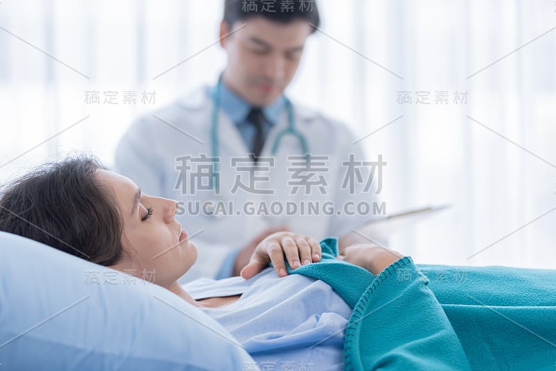 在医院或诊所照顾女病人的医生。