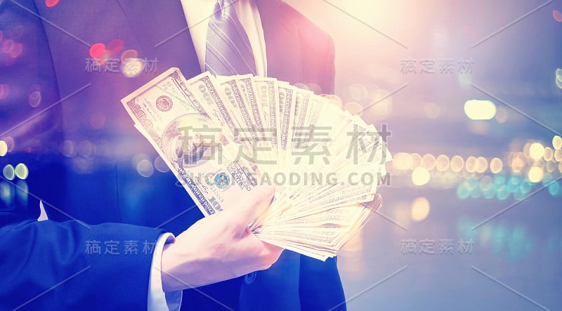 商人展示现金的双重曝光