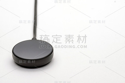 白色背景的智能手表无线充电板