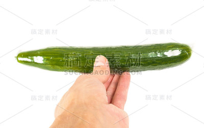 一个人拿着黄瓜在白色