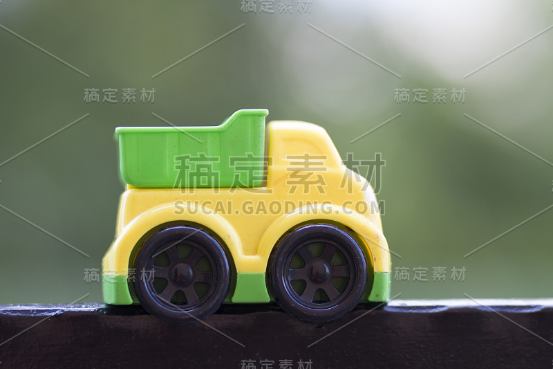 模糊背景上的玩具卡车