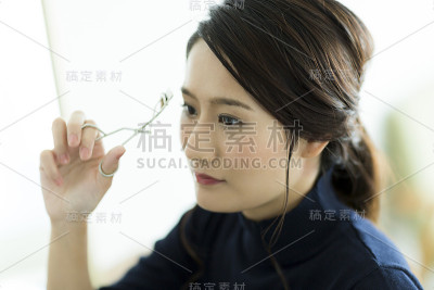 年轻女子化妆