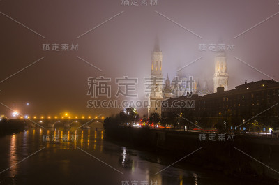 西班牙萨拉戈萨圣母大教堂的夜景。