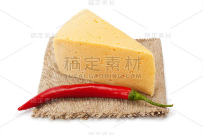 布料上放奶酪和辣椒