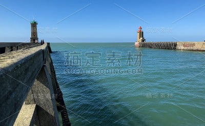 费凯普港入口处的灯塔和向导