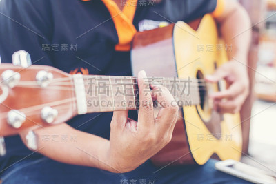 男子手弹吉他的特写