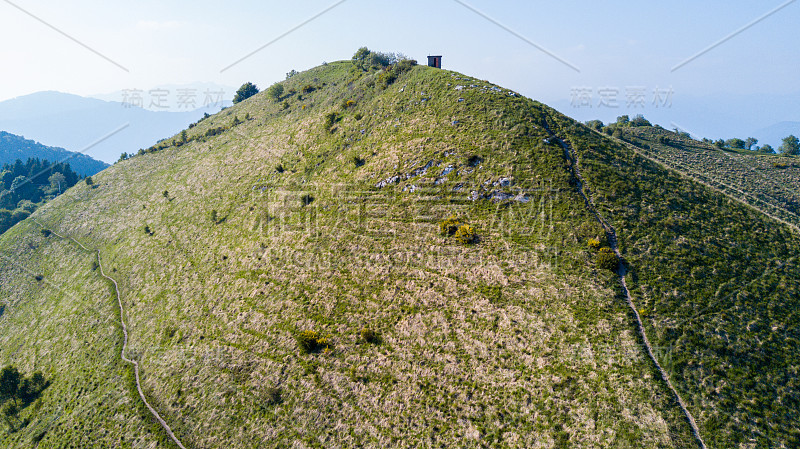 鸟瞰图通往蒙特波莱托，阿尔卑斯山，附近的科莫湖。科莫，布鲁纳特，伦巴第，意大利