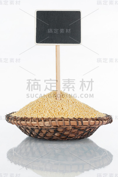 盘上有一串谷子及其反映和价格标签、指针。