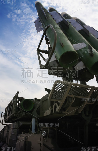 军用移动复合体上的火箭发射器对抗蓝天