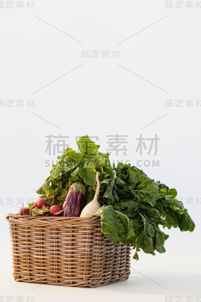 各种蔬菜在柳条篮子里
