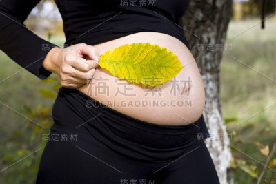 有叶子的孕妇