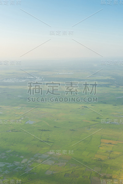从飞机窗口看到的绿色田野