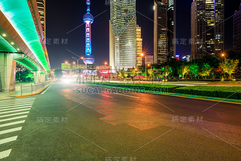 空旷的柏油路和上海著名的建筑景观天际线