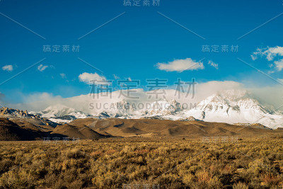白雪皑皑的内华达山脉，云雾缭绕