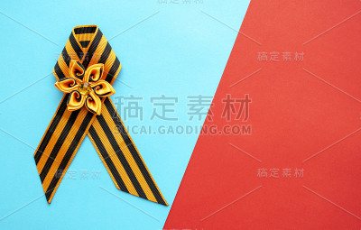 原圣乔治丝带彩色的蓝色和红色背景与复制空间