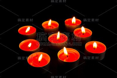 黑色背景上燃烧的蜡烛