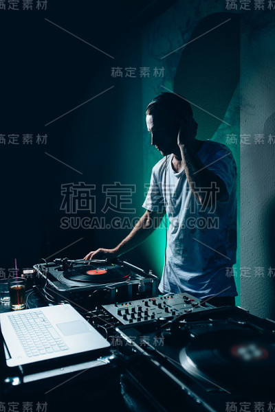 夜店男dj
