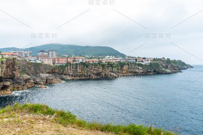 坎塔布里亚海的比斯开湾，勒凯提奥市的海岸满是房屋。巴斯克地区