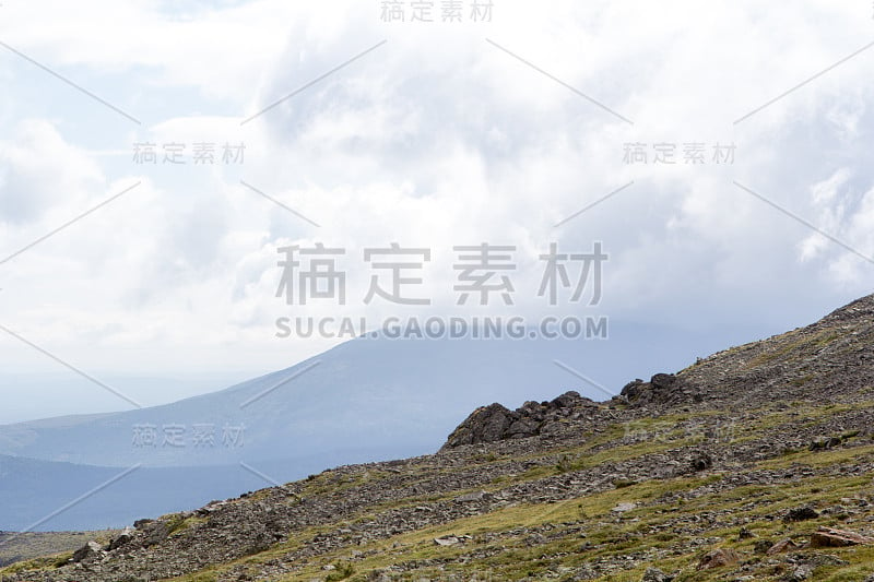 山脉和悬崖的全景，南乌拉尔。夏天在山上。旅行。山的上空阴云密布。