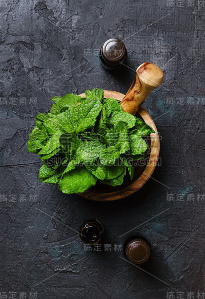 薄荷精油装在一个小的棕色瓶子里