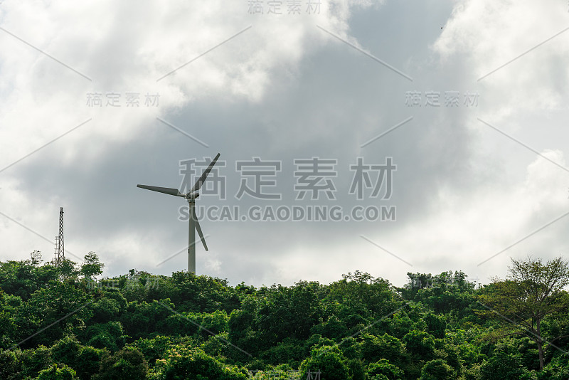 风力发电机和天线上的山云天空背景。