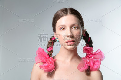一个有雀斑的少女的肖像