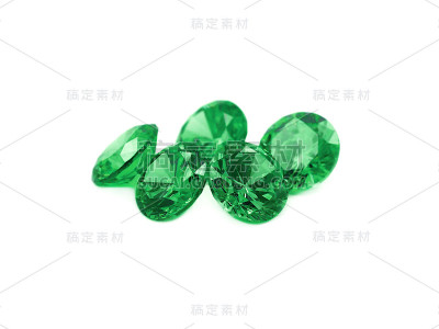 五面祖母绿在白色的背景上
