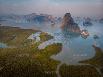 鸟瞰图攀迦湾泰国攀迦，无人机在日落泻湖上空