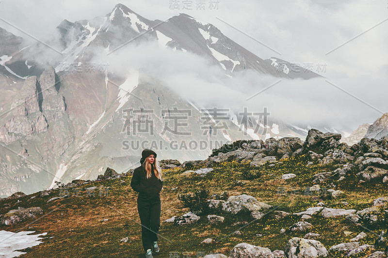 高山冒险女人独自旅行生活方式概念周末夏季假期野生自然