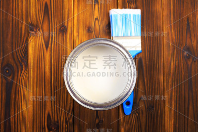 房子装修，油漆可以在旧的木质背景上与空间复制